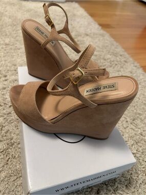 Steve Madden Nude/Tan Suede Platform Wedge Sandals